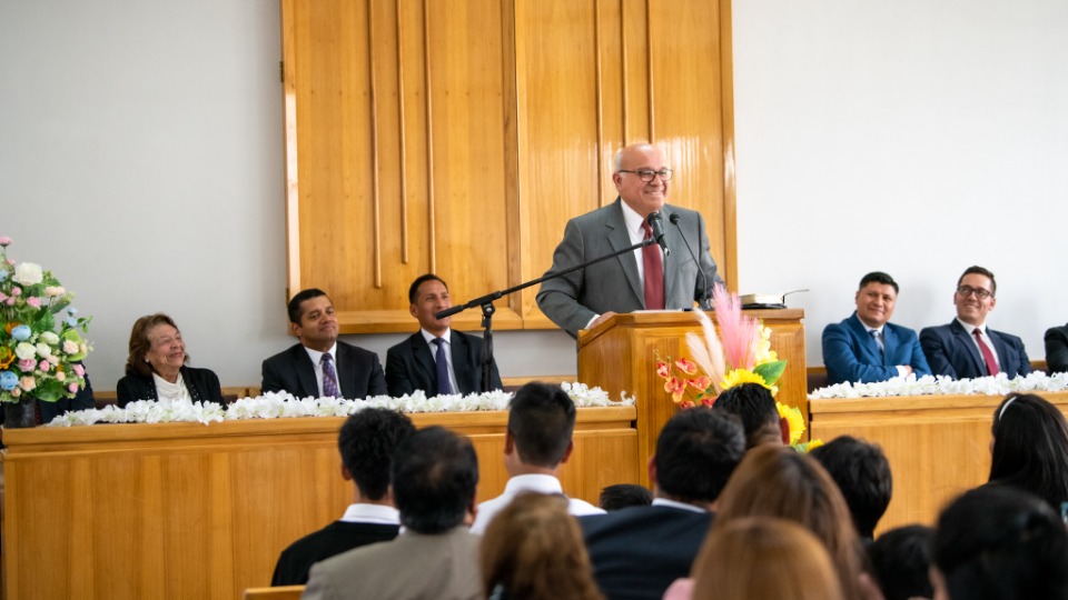 El Élder Jorge Zeballos, presidente del área Sudamérica Noroeste presidió la conferencia para la organización de la Estaca Riobamba. 